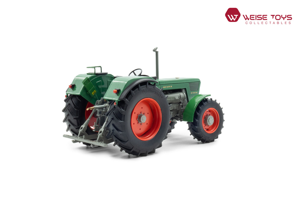 Achteraanzicht van een Groene DEUTZ D 130 06 miniatuur tractor in schaal 1:32 met rode velgen.