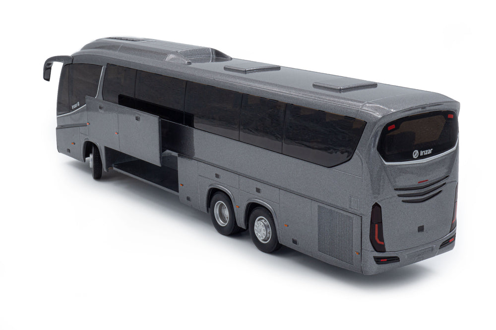 zij/achteraanzicht van een grijze Irizar i8 miniatuur bus in de schaal 1 op 50 in promo uitvoering met openstaand bagageluik.