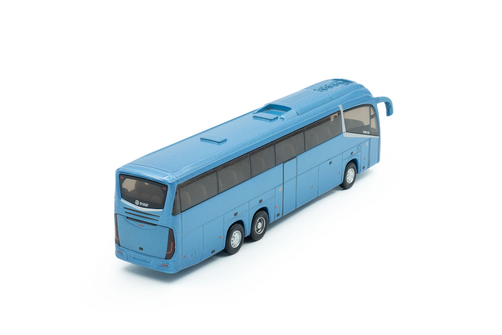 zij/achteraanzicht van een blauwe Irizar i6S miniatuur bus in de schaal 1 op 76.