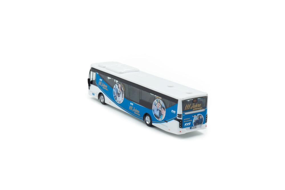 zij/achteraanzicht van een witte VDL Citea - KVG jubileum miniatuur bus in de schaal 1 op 87.
