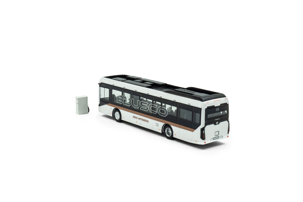 zij/achteraanzicht van een witte ebusco 2.2  miniatuur bus in de schaal 1 op 87 in promo uitvoering.