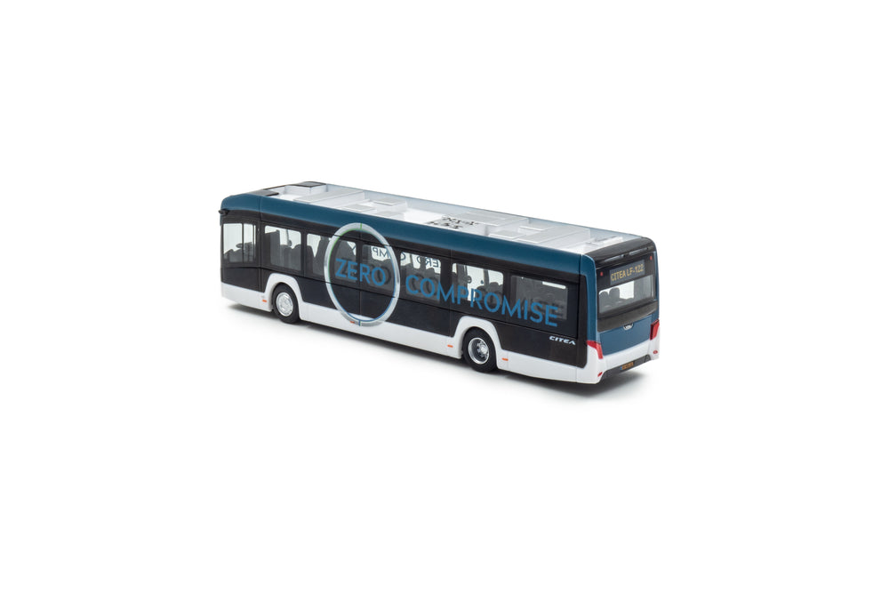 zij/achteraanzicht van een blauw witte VDL Citea LF - 122 miniatuur bus in de schaal 1 op 87 in promo uitvoering.