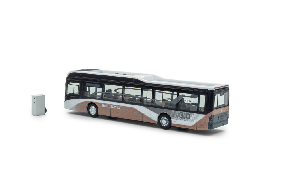 zij/achteraanzicht van een Bronze Ebusco 3.0 miniatuur bus in de schaal 1 op 87 in promo uitvoering.