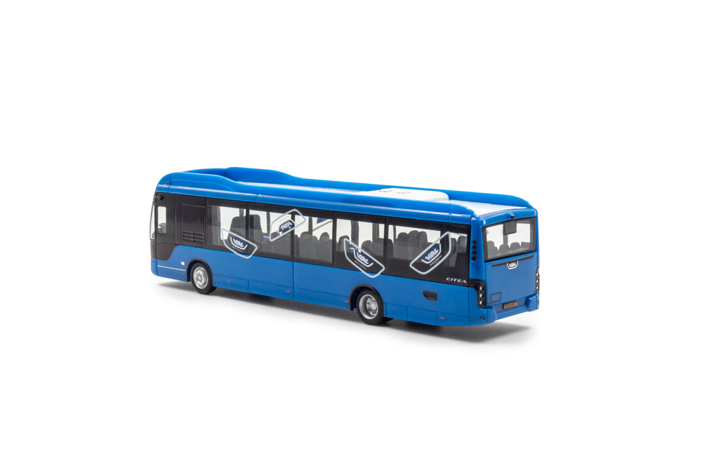 zij/achteraanzicht van een blauwe VDL LLE-e miniatuur bus in de schaal 1 op 87 in promo uitvoering.