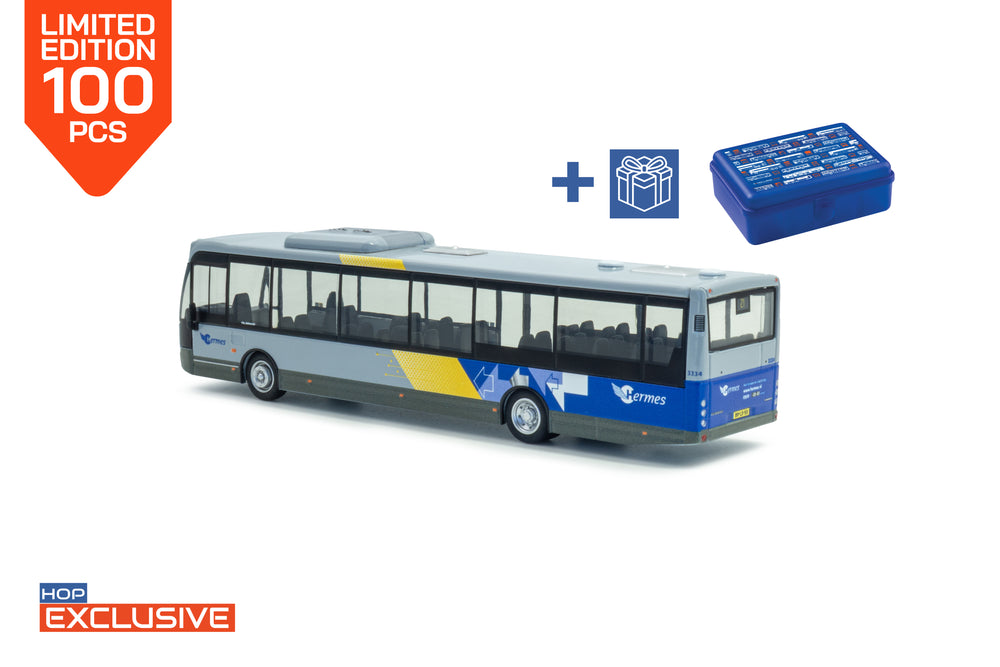 Een blauw/grijze VDL Ambassador miniatuurbus in de schaal 1:87 in de uitvoering Hermes lijn 21 Beek en Donk. Mniatuur van het merk Holland Oto Products , een gelimiteerde oplage van 100 stuks uit de HOP Exclusive collectie inclusief Holland Oto Lunchbox