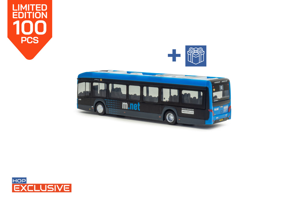 Gelimiteerde oplage van 100 stuks van een Blauwe VDL Citea LF-122 miniatuurbus in schaal 1:87 in de uitvoering M.net. Lijn 110 Edam-Volendam.
Inclusief Holland Oto cadeau. Het gaat om een Hop Exclusive model dat enkel verkrijgbaar is bij Holland Oto