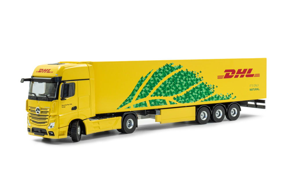 zij/vooraanzicht van een gele Mercedes-Benz actros MP4 vrachtwagen in schaal 1:50 in de uitvoering van DHL met palletbox.