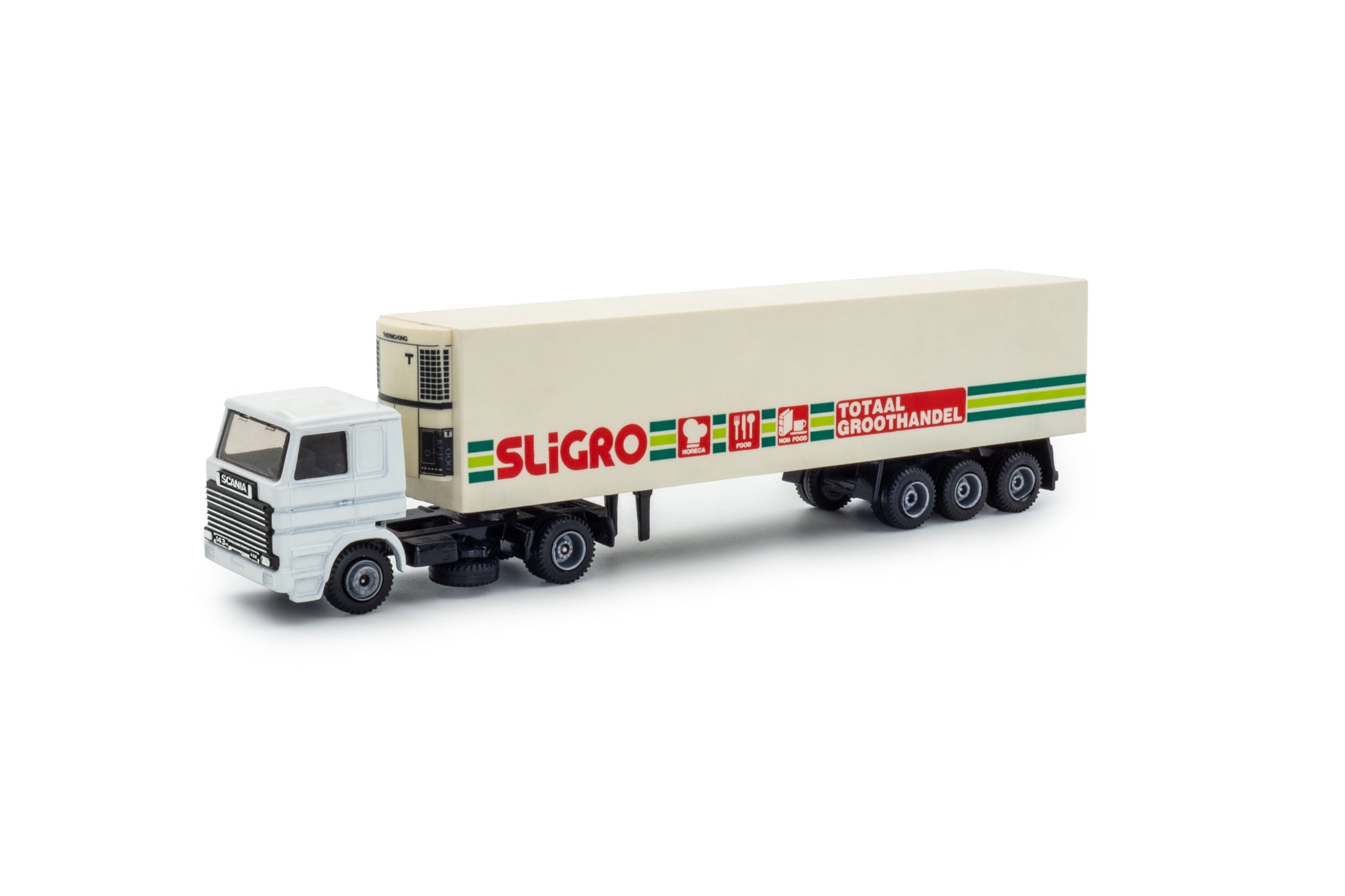 zij/voorraanzicht van een vintage scania miniatuur vrachtwagen in de schaal 1 op 87 in de sligro uitvoering.