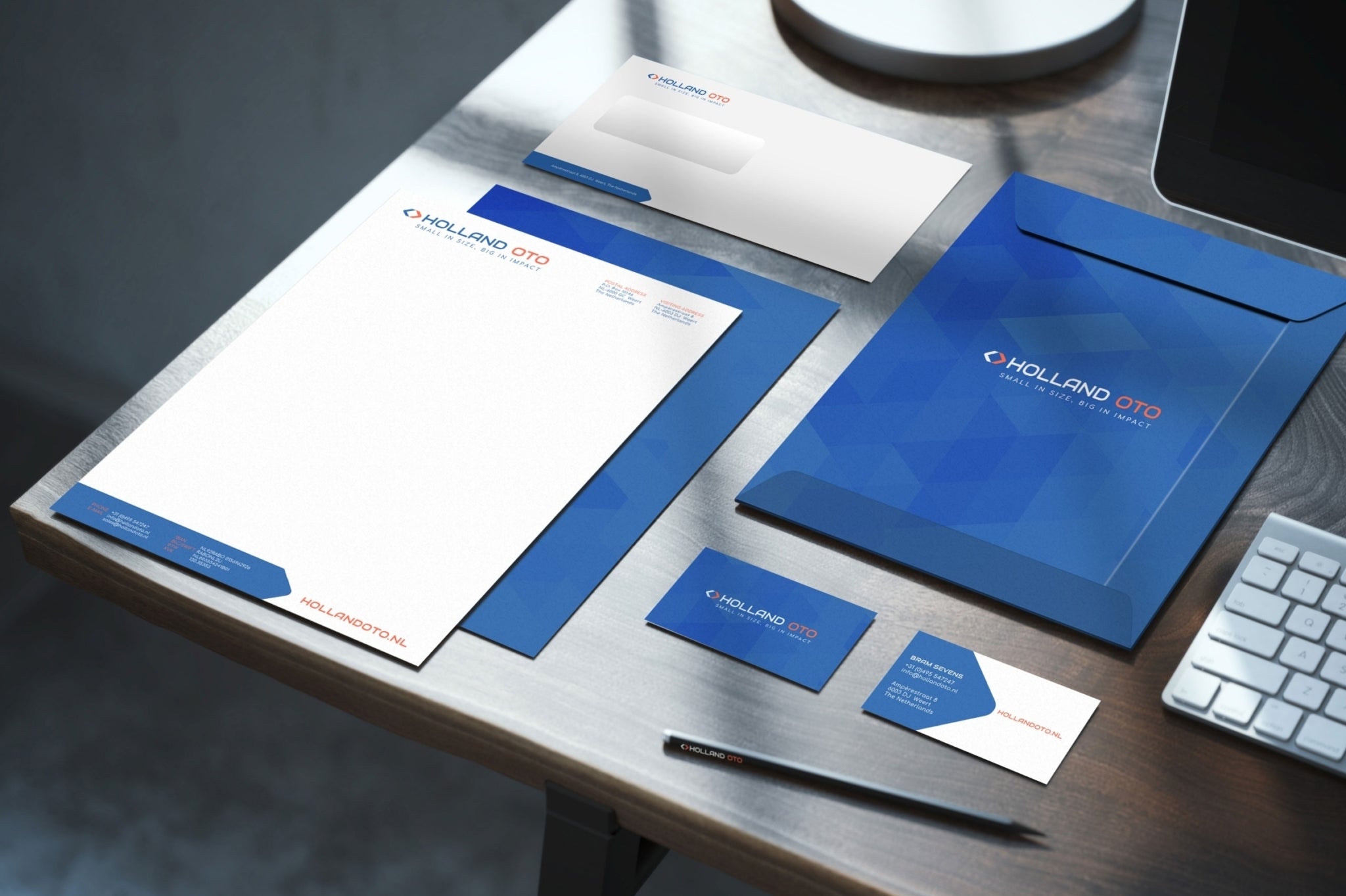 Briefpapier en visitekaartje van Holland Oto op een bureau