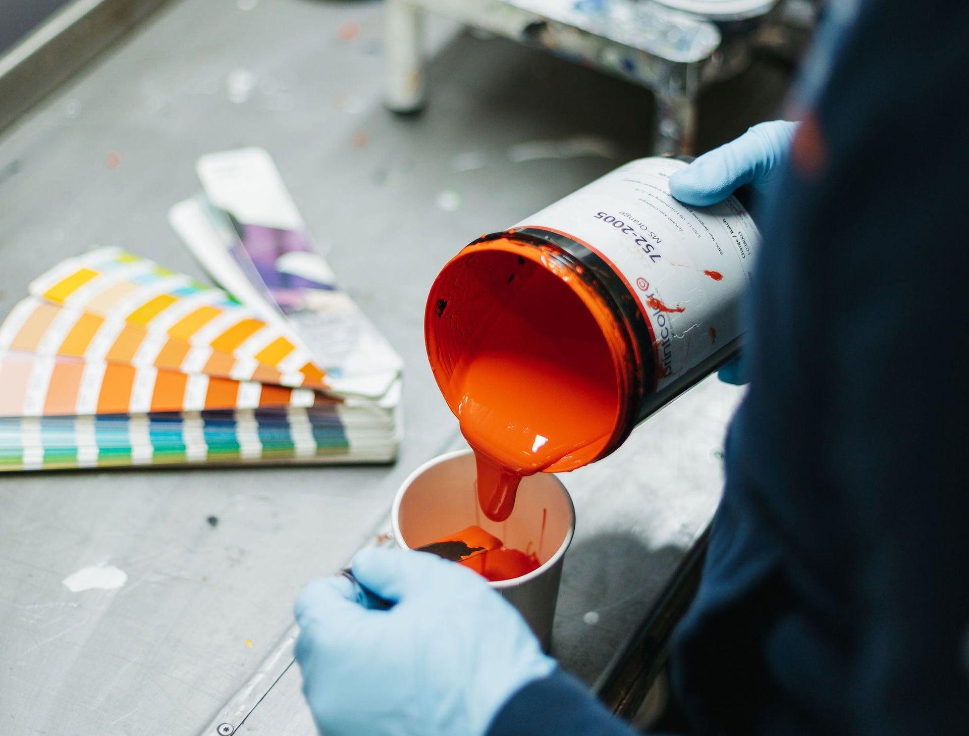 Medewerker van Holland Oto die verf mengt