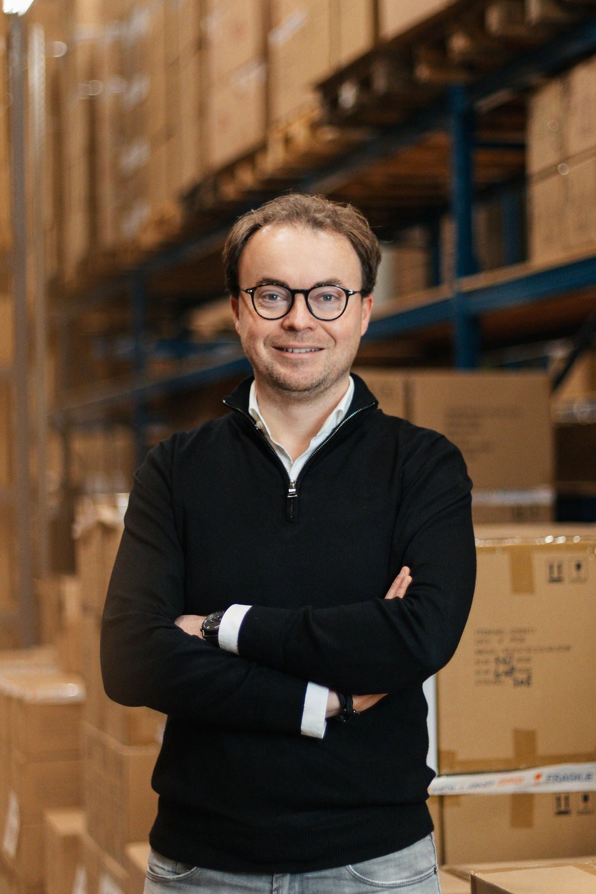 Bram Sevens directeur van Holland Oto in magazijn