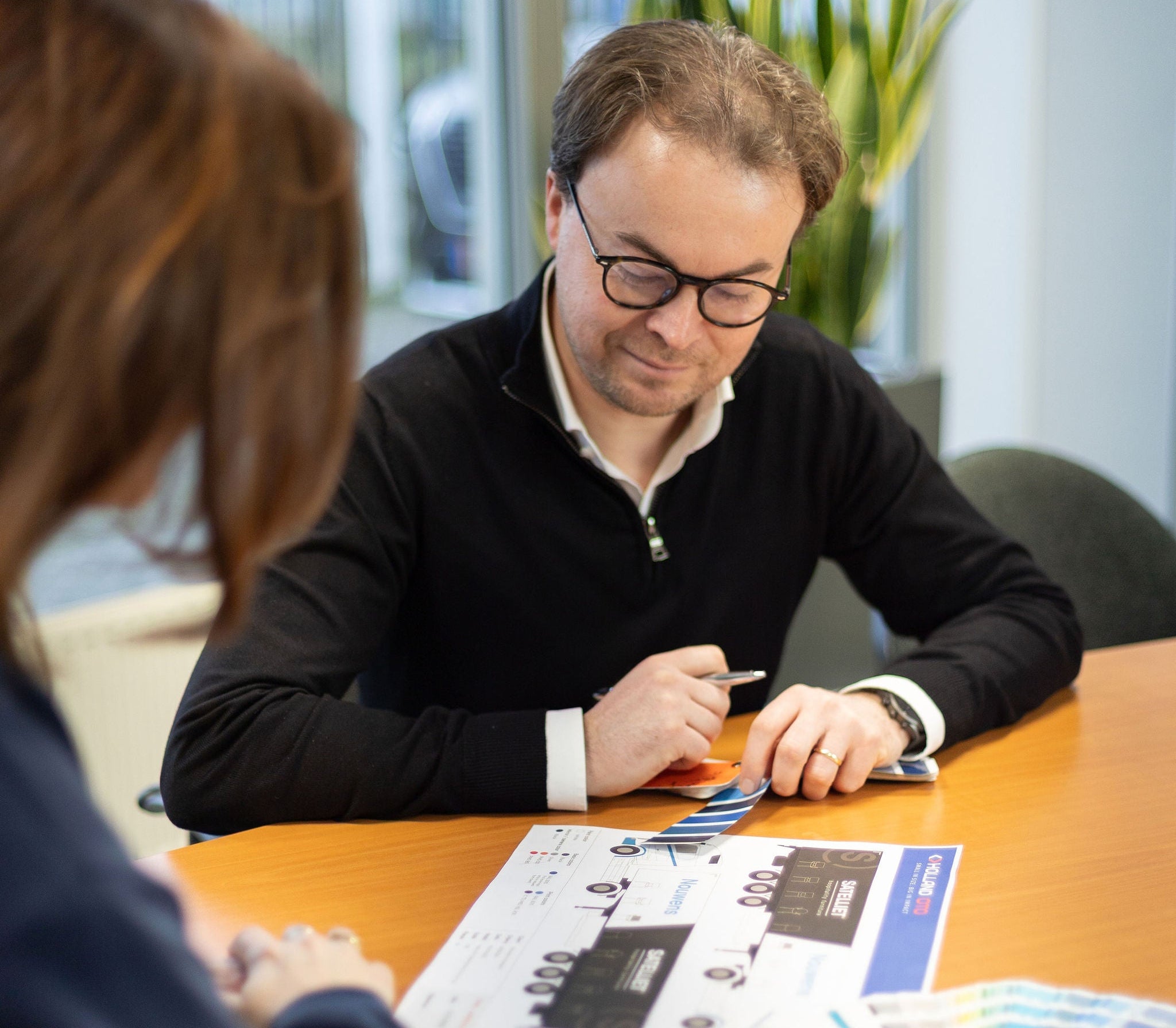 Bram Sevens directeur van Holland Oto in gesprek met collega over een werktekening