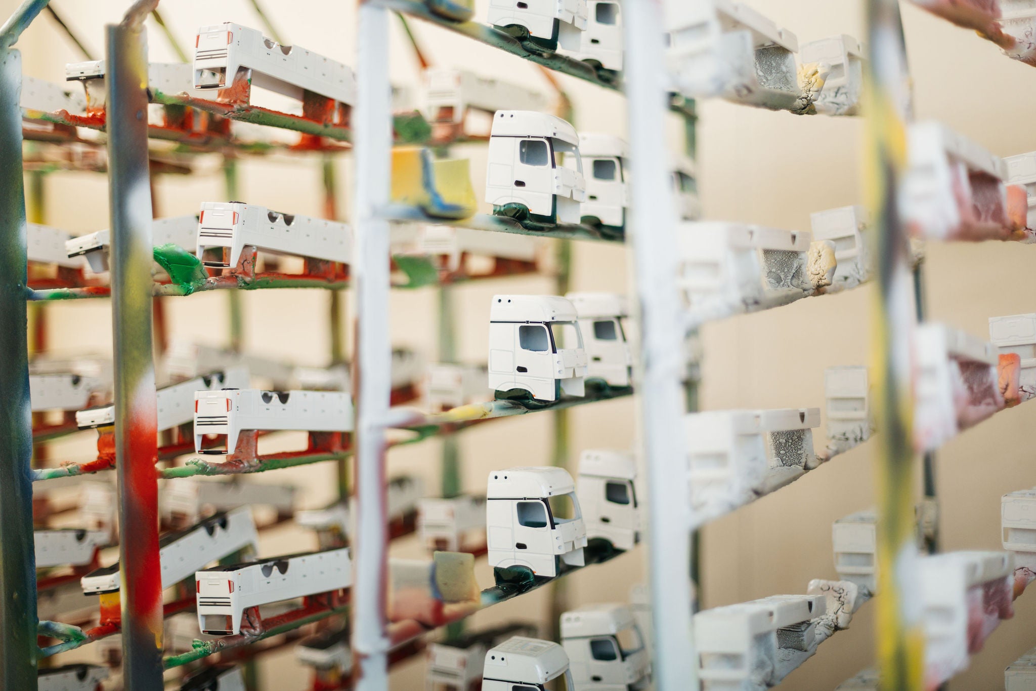 Holland Oto rek vol cabines klaar om gelakt te worden