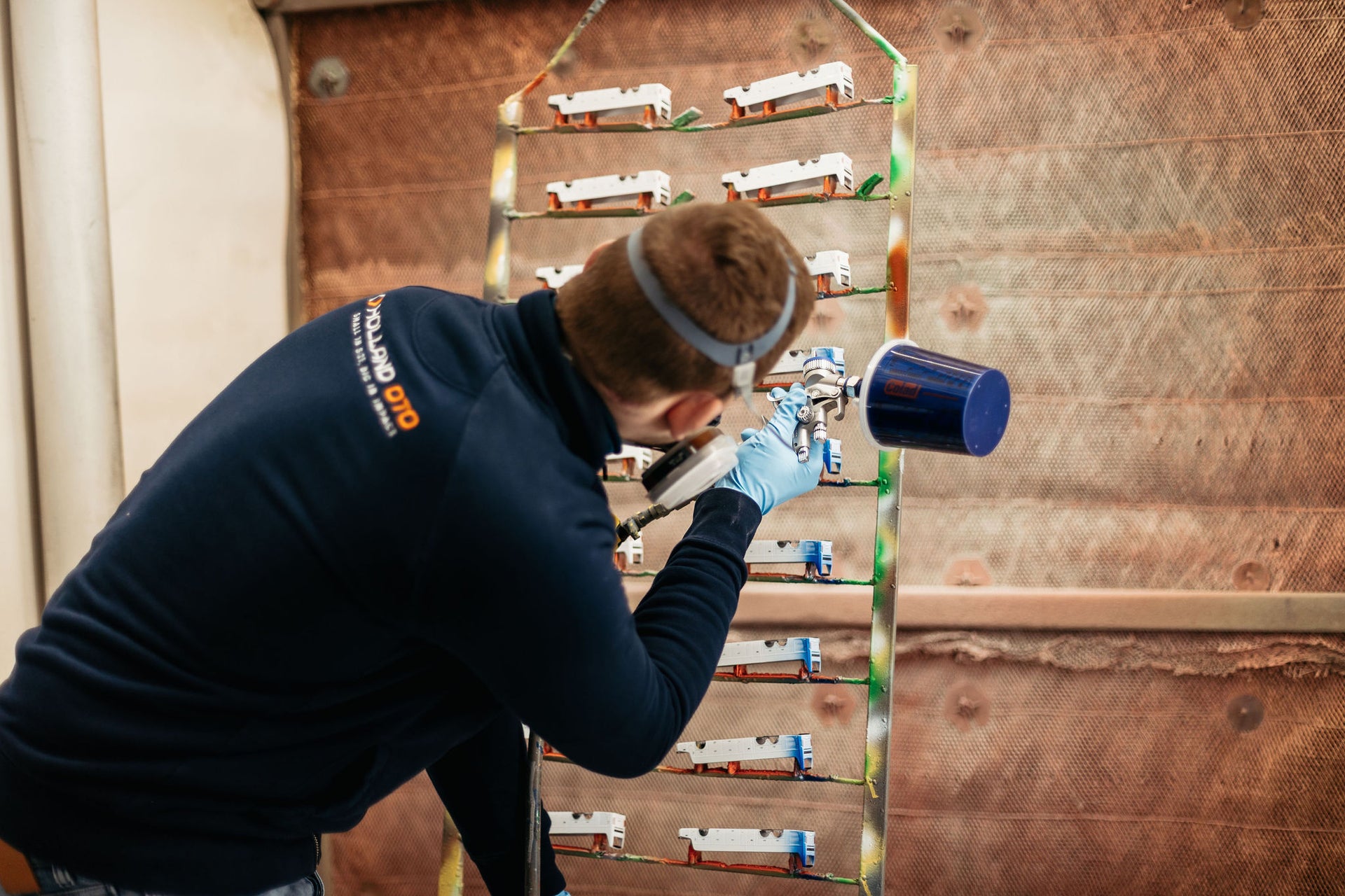 Medewerker van Holland Oto die modellen Lakt