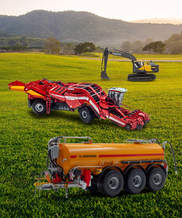 gras landschap met zonsondergang en Miniatuur modellen van constructie en agriculture.