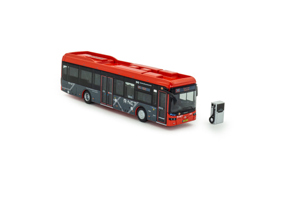 Zij/vooraanzicht van een roor/grijze Ebusco 2.2 miniatuur bus in schaal 1 op 87 in de uitvoering van R-net.