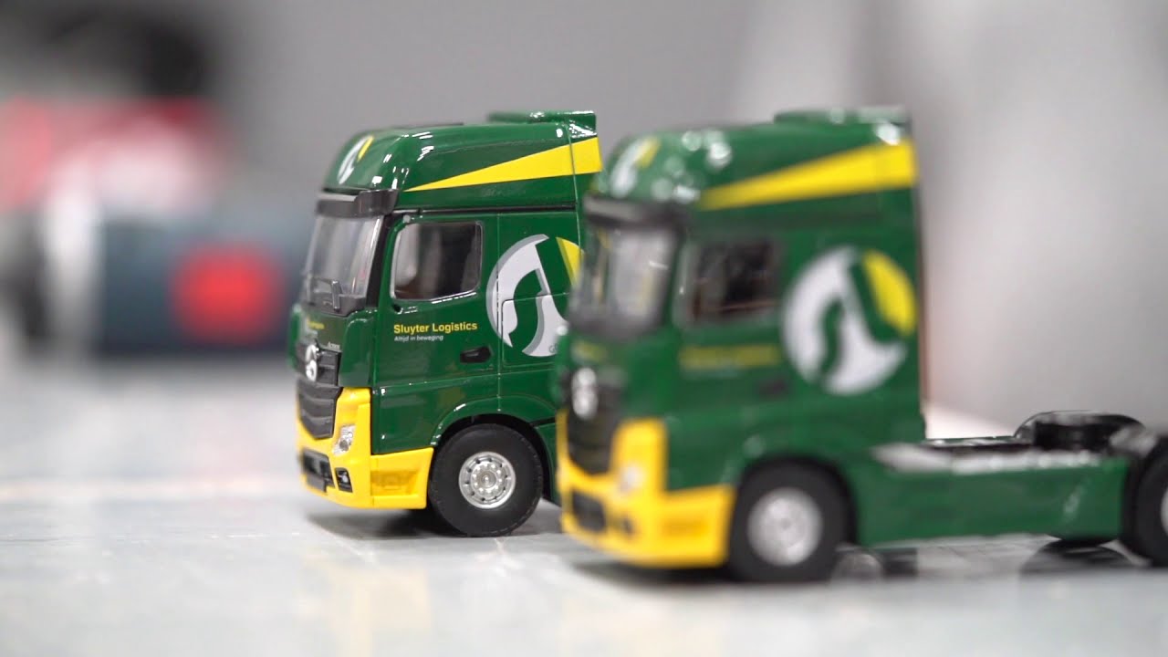 2 groen/gele miniatuur trucks van een Merdecdes-Benz 1:50 in de uitvoering van Sluyter logistics.