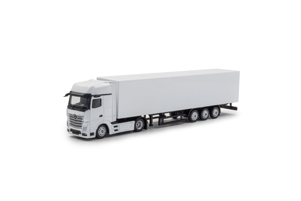 zij/vooraanzicht van een witte miniatuur 
 Mercedes-Benz Actros MP5 vrachtwagen in de schaal 1 op 87. met trailer.