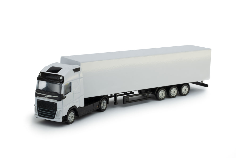 Zij/vooraanzicht van een witte Volvo miniatuur vrachtwagen in de schaal 1:87 van het merk Holland Oto. 