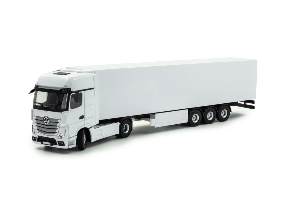 Zij/vooraanzicht van een witte Mercedes-Benz Actros MP5 miniatuur vrachtwagen in de schaal 1:50 van het merk Holland Oto. 