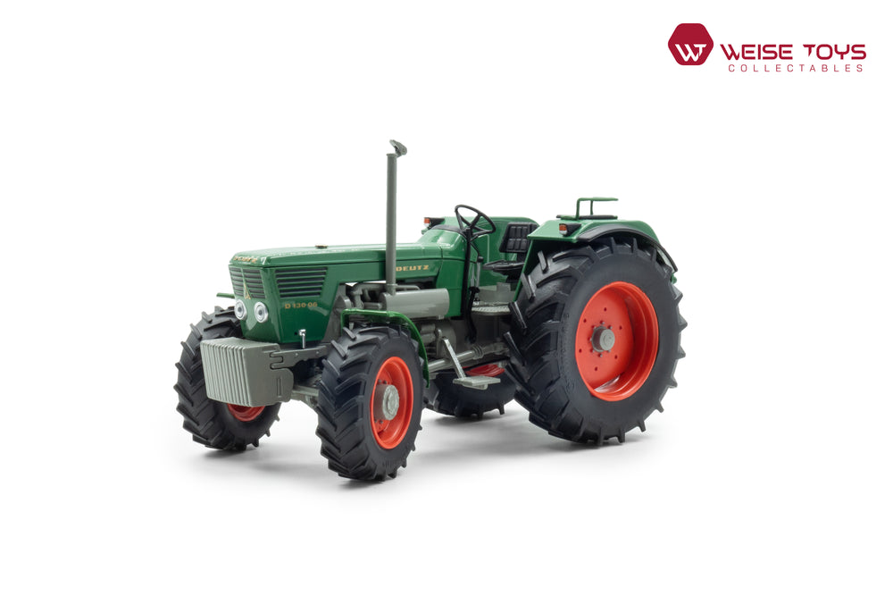 Groene DEUTZ D 130 06 miniatuur tractor in schaal 1:32 met frontgewicht en rode velgen.