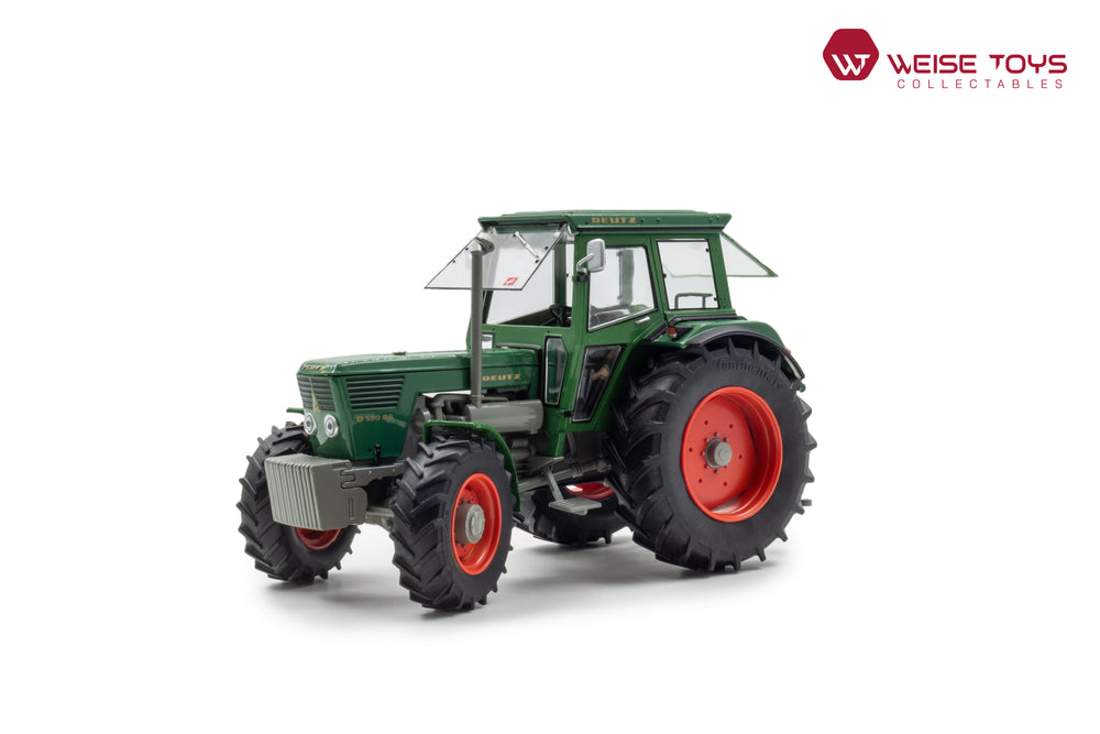 zij/vooraanzicht van een groene DEUTZ D 130 06 miniatuur tractor in de schaal 1 op 32 met frontgewicht en openslaande ramen.