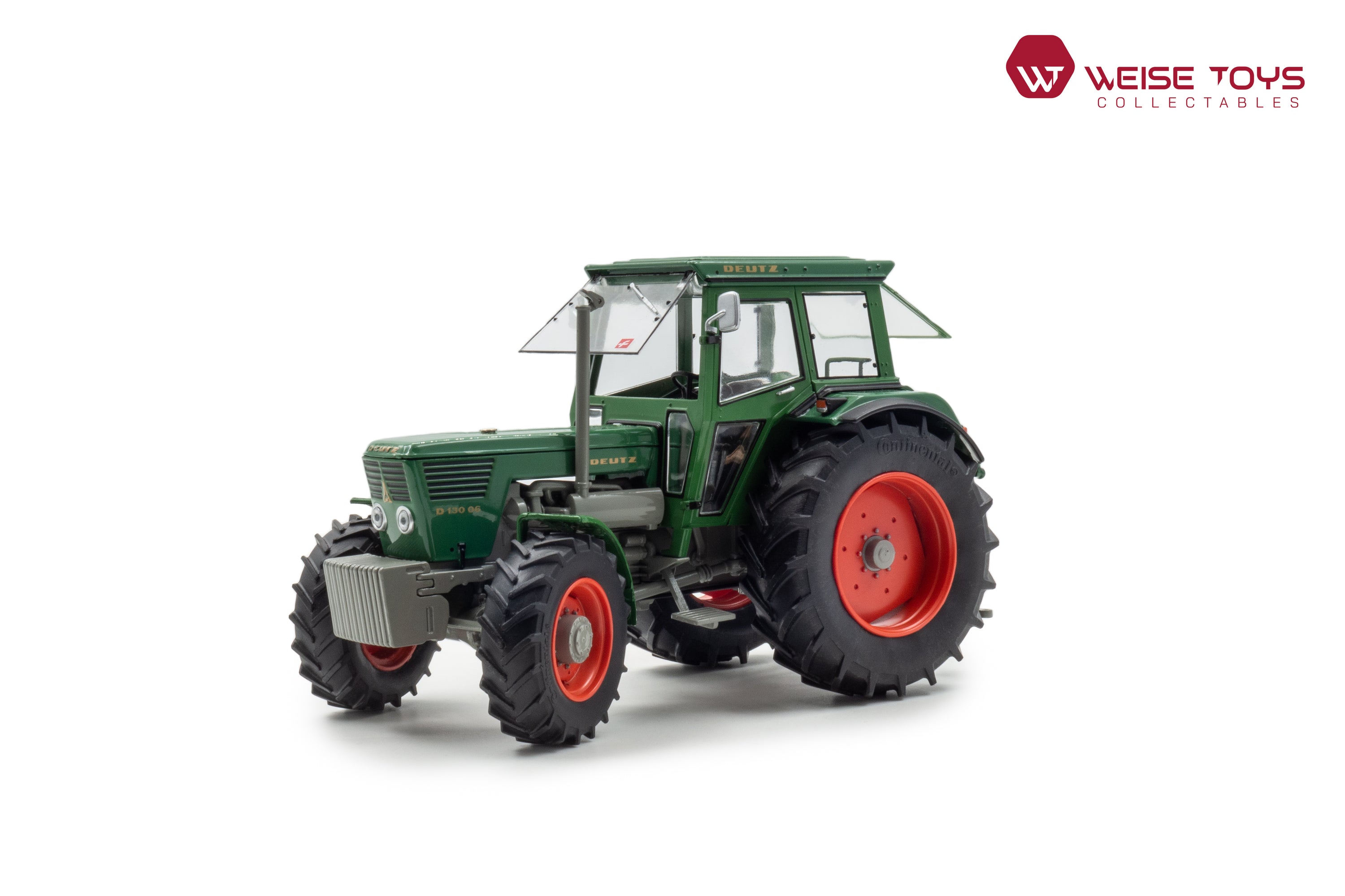 zij/vooraanzicht van een groene DEUTZ D 130 06 miniatuur tractor in de schaal 1 op 32 met frontgewicht en openslaande ramen.