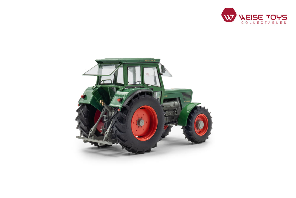 zij/achteraanzicht van een groene DEUTZ D 130 06 met cabine miniatuur tractor in de schaal 1 op 32. 