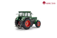 zij/achteraanzicht van een groene DEUTZ D 130 06 met cabine miniatuur tractor in de schaal 1 op 32. 