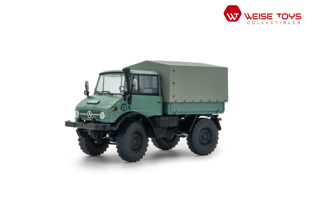 Vooraanzicht van groene Mercedes - Benz Unimog 406 (U84) met gesloten cabine in schaal 1:32