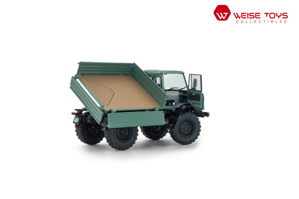 Achteraanzicht van groene Mercedes - Benz Unimog 406 (U84) met gesloten cabine in schaal 1:32