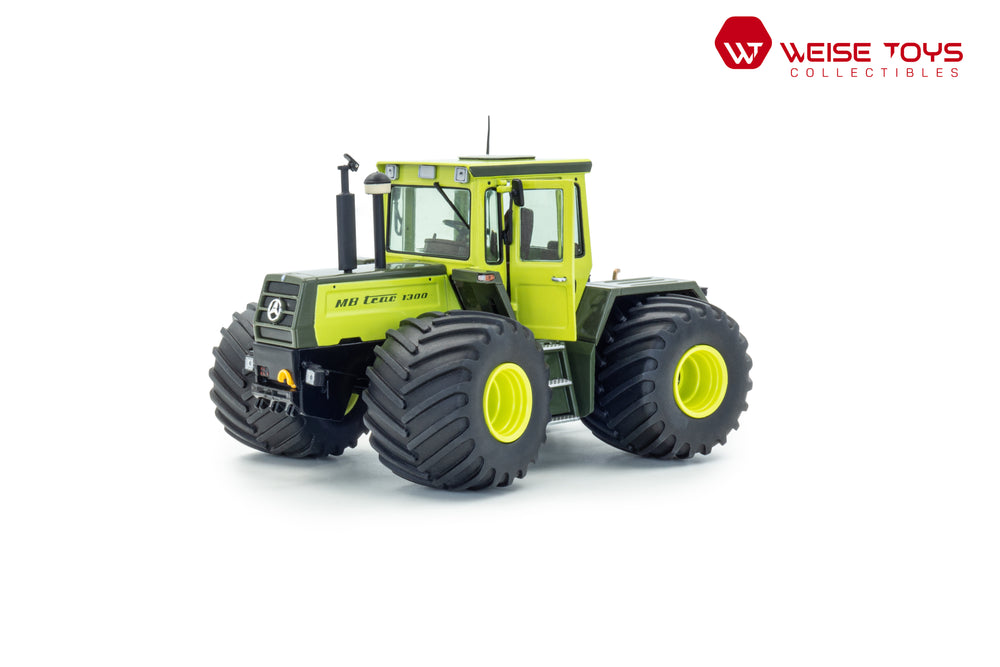 zij/vooraanzicht van een groene MB-trac 1300 miniatuur tractor in de schaal 1 op 32 met brede Terra wielen.