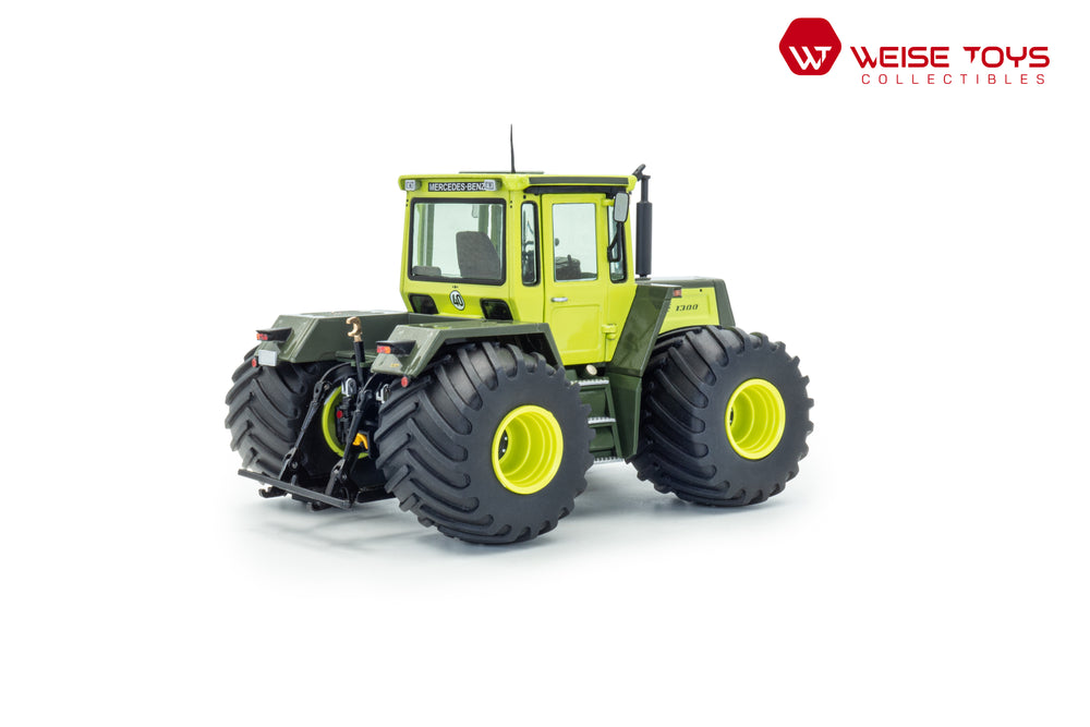 zij/achteraanzicht van een groene MB-trac 1300 miniatuur tractor in de schaal 1 op 32 met brede terra wielen.