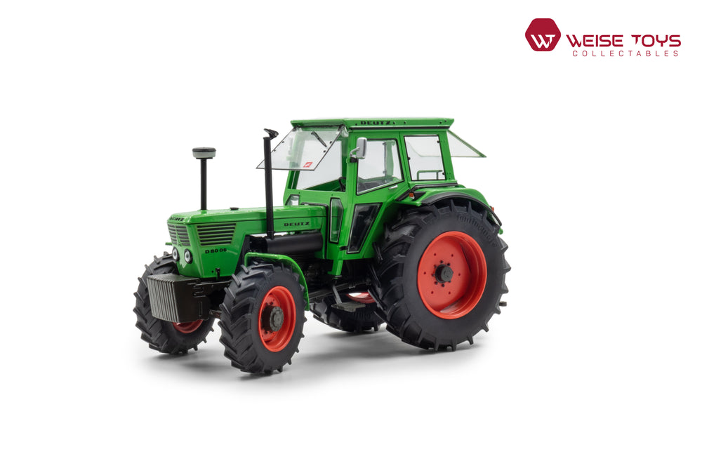 zij/vooraanzicht van een groene DEUTZ D 80 06 miniatuur tractor in de schaal 1 op 32 met cabine, frontgewicht en openstaande ramen.