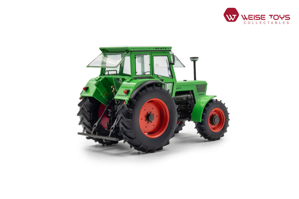 zij/achteraanzicht van een groene DEUTZ D 80 06 miniatuur tractor in de schaal 1 op 32 met cabine.
