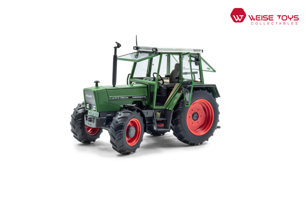 zij/vooraanzicht van een groene FENDT Farmer 308 LSA miniatuur tractor in de schaal 1 op 32 met open  ramen en deur van het merk Weise Toys.
