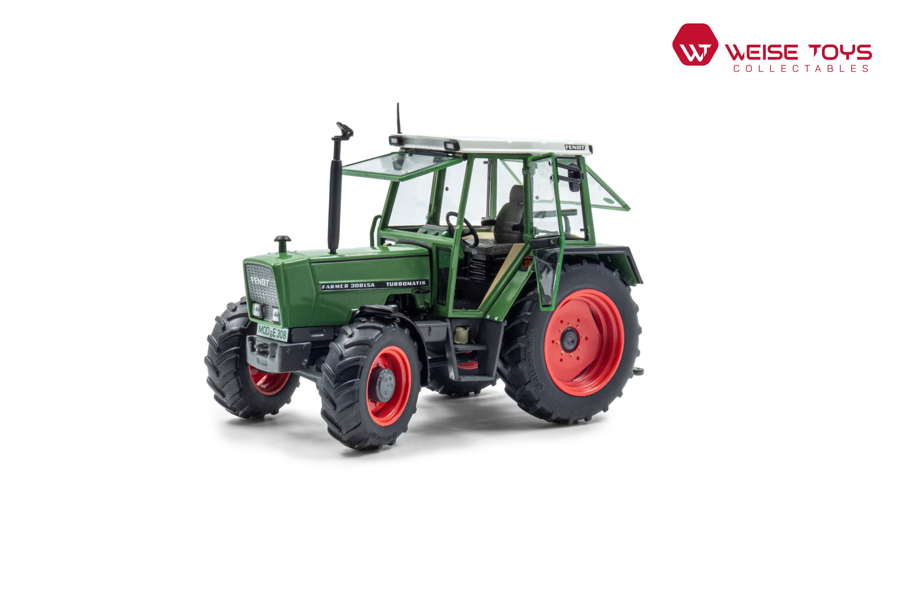 zij/vooraanzicht van een groene FENDT Farmer 308 LSA miniatuur tractor in de schaal 1 op 32 met open  ramen en deur van het merk Weise Toys.