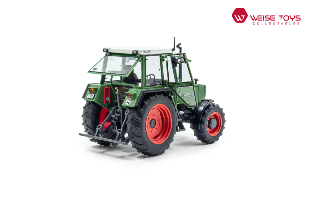 zij/achteraanzicht van een groene FENDT Farmer 308 LSA miniatuur tractor in de schaal 1 op 32 met openstaande ramen en deur.