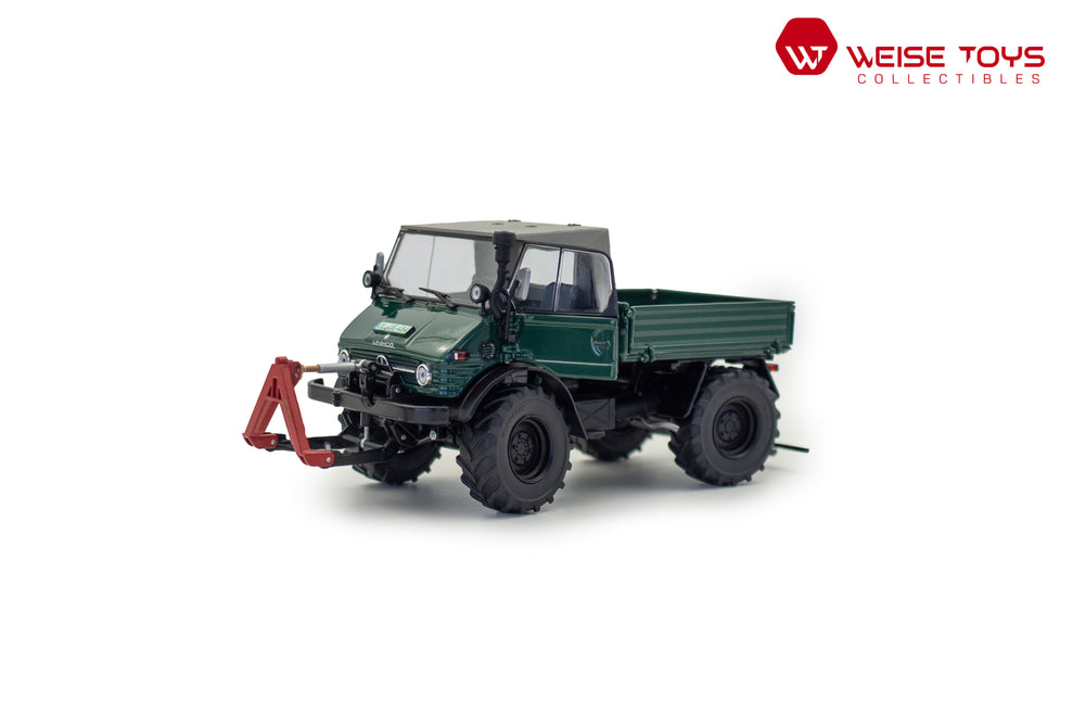 zij/vooraanzicht van een groene Unimog 406 (U84) miniatuur tractor in de schaal 1 op 32 met open  cabine en deur van het merk Weise Toys.