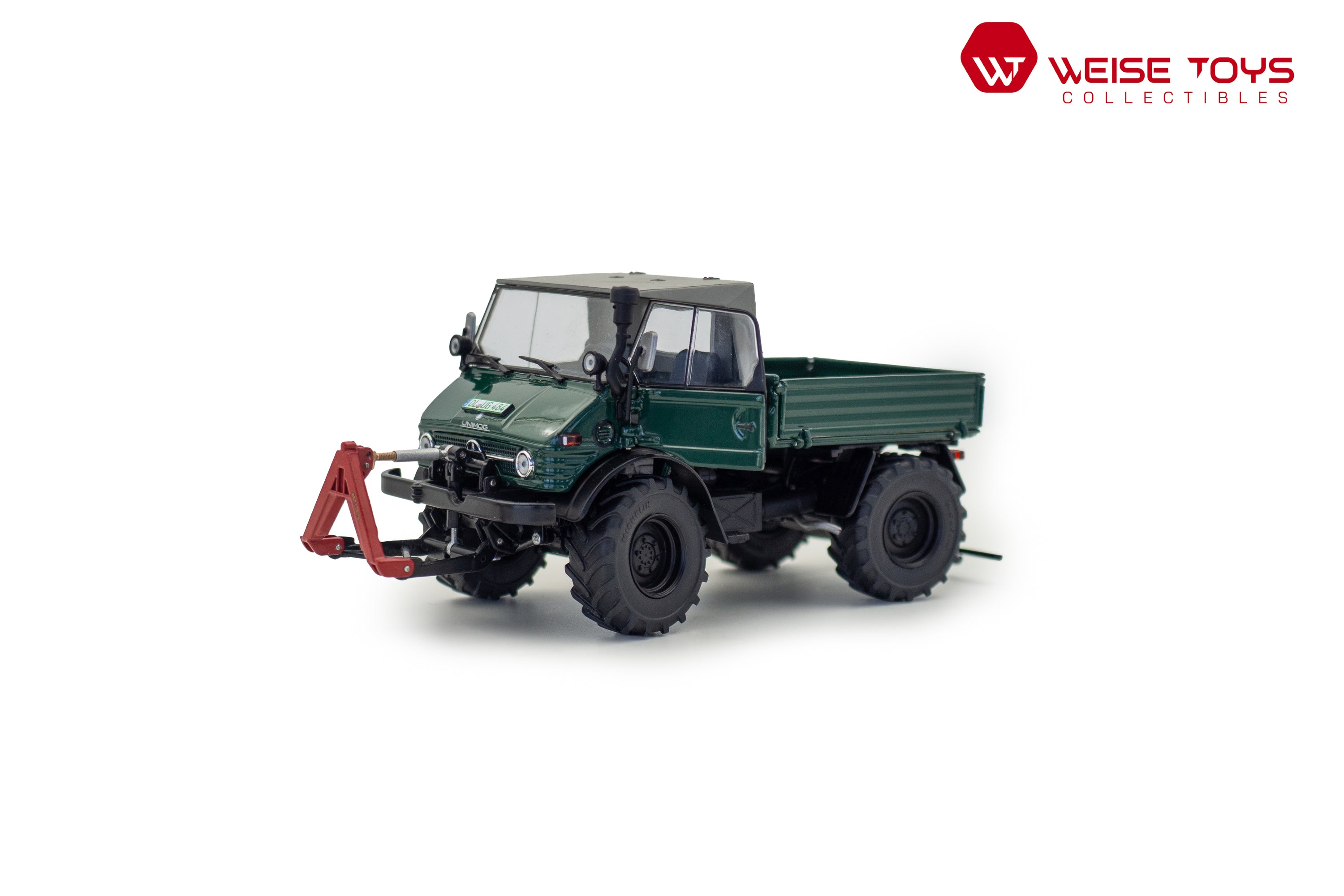 zij/vooraanzicht van een groene Unimog 406 (U84) miniatuur tractor in de schaal 1 op 32 met open  cabine en deur van het merk Weise Toys.