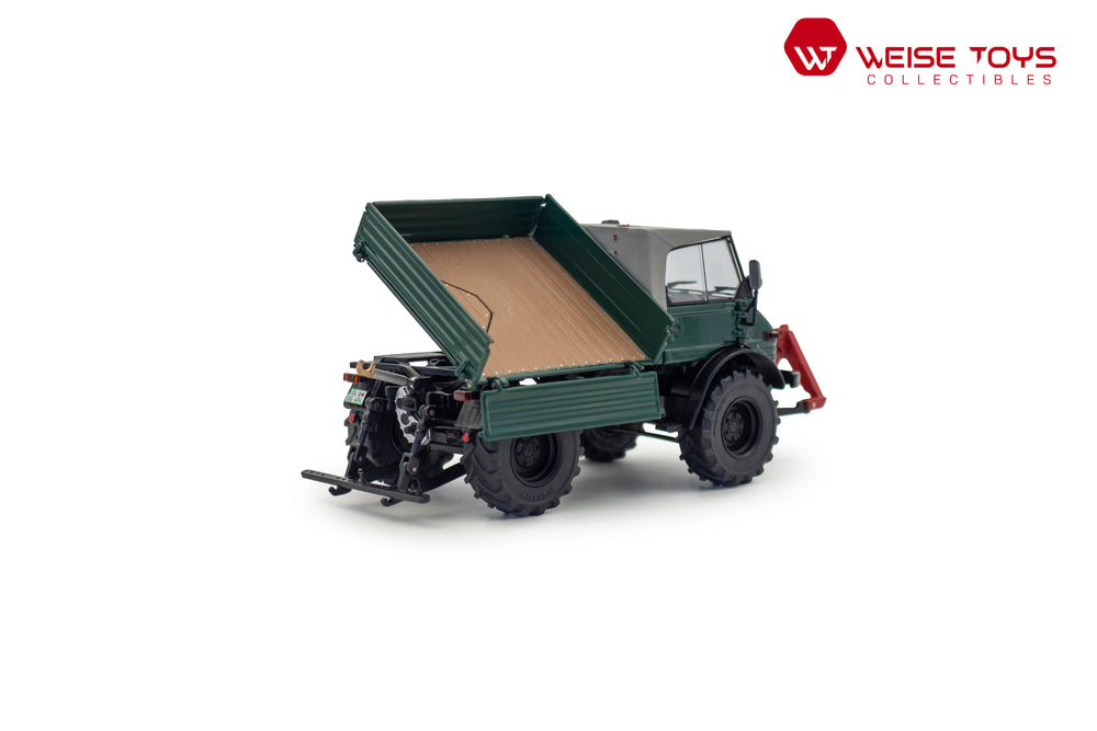 zij/achteraanzicht van een groene Unimog 406 (U84) miniatuur tractor in de schaal 1 op 32 met laadklep omhoog en open cabine.