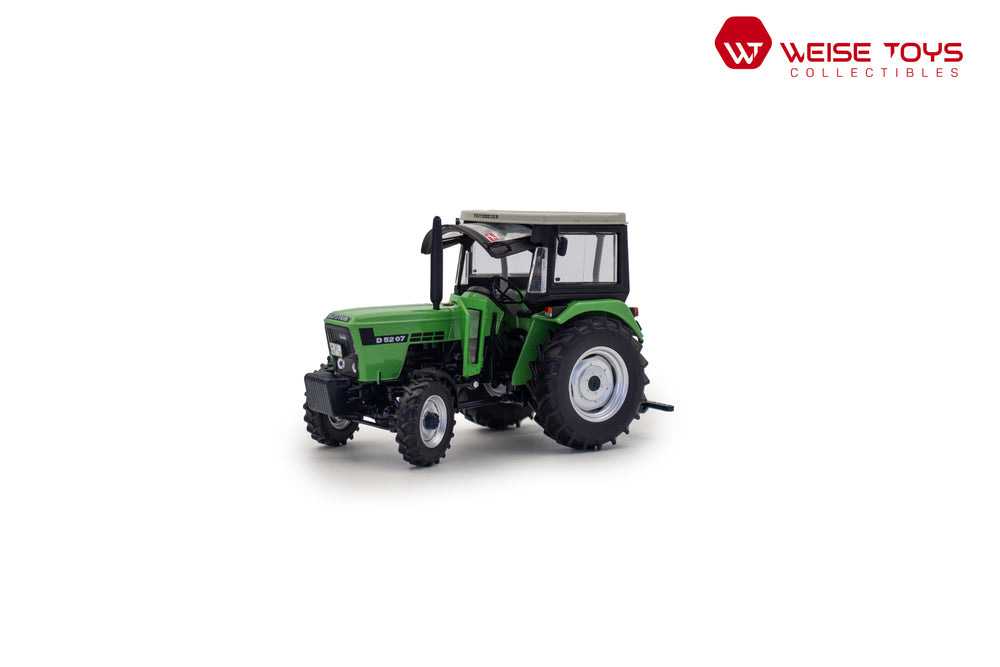 zij/vooraanzicht van een groene Deutz D 5207 A miniatuur tractor in de schaal 1 op 32 met open raam van het merk Weise Toys.
