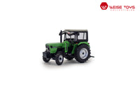 zij/vooraanzicht van een groene Deutz D 5207 A miniatuur tractor in de schaal 1 op 32 met open raam van het merk Weise Toys.