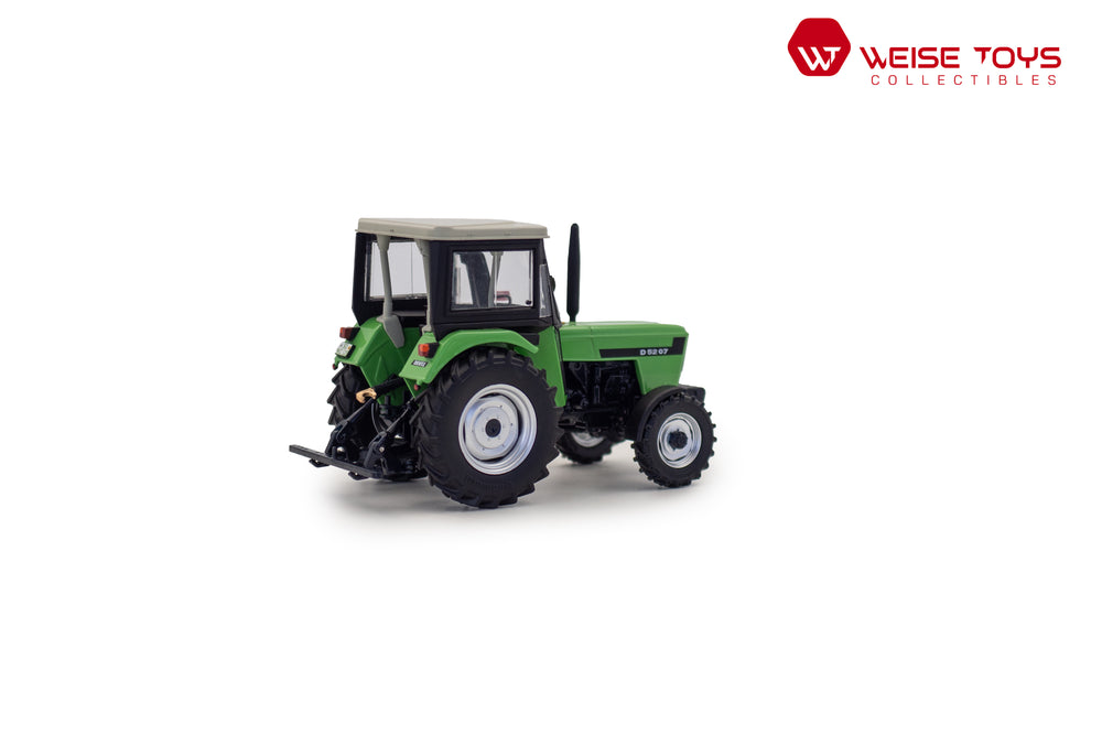 zij/achteraanzicht van een groene DEUTZ D 5207 A miniatuur tractor in de schaal 1 op 32.