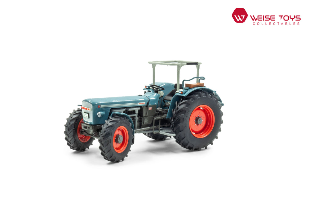 zij/vooraanzicht van een blauwe Eicher Wotan 1  miniatuur tractor in de schaal 1 op 32.