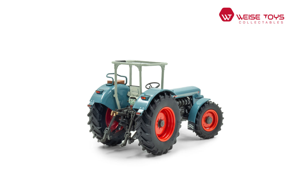 zij/achteraanzicht van een blauwe Eicher Wotan 1 miniatuur tractor in de schaal 1 op 32 met rolbeugel.