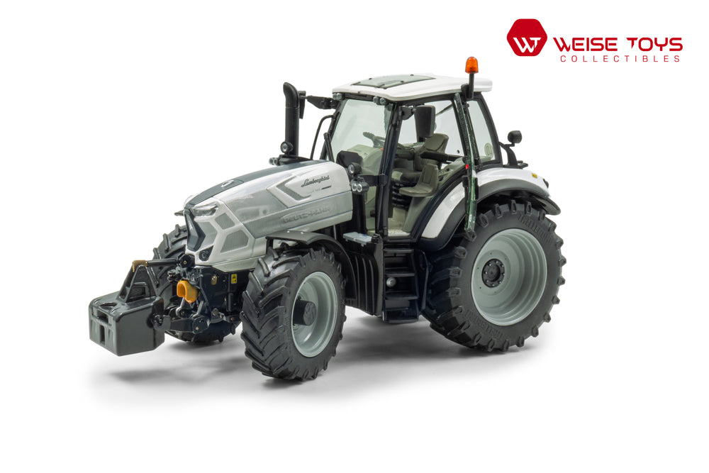 zij/vooraanzicht van een witte Lamborghini Spark 165 RCShift miniatuur tractor in de schaal 1 op 32.