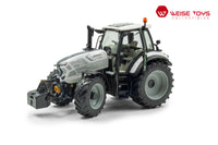 zij/vooraanzicht van een witte Lamborghini Spark 165 RCShift miniatuur tractor in de schaal 1 op 32.