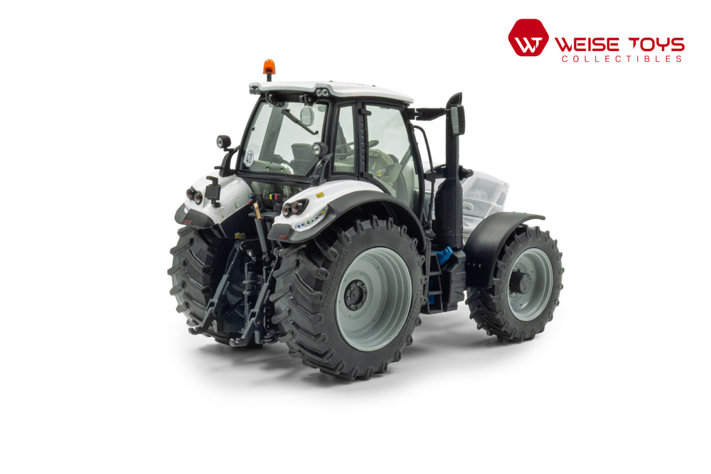 zij/achteraanzicht van een witte Lamborghini Spark 165 RCShift miniatuur tractor in de schaal 1 op 32.