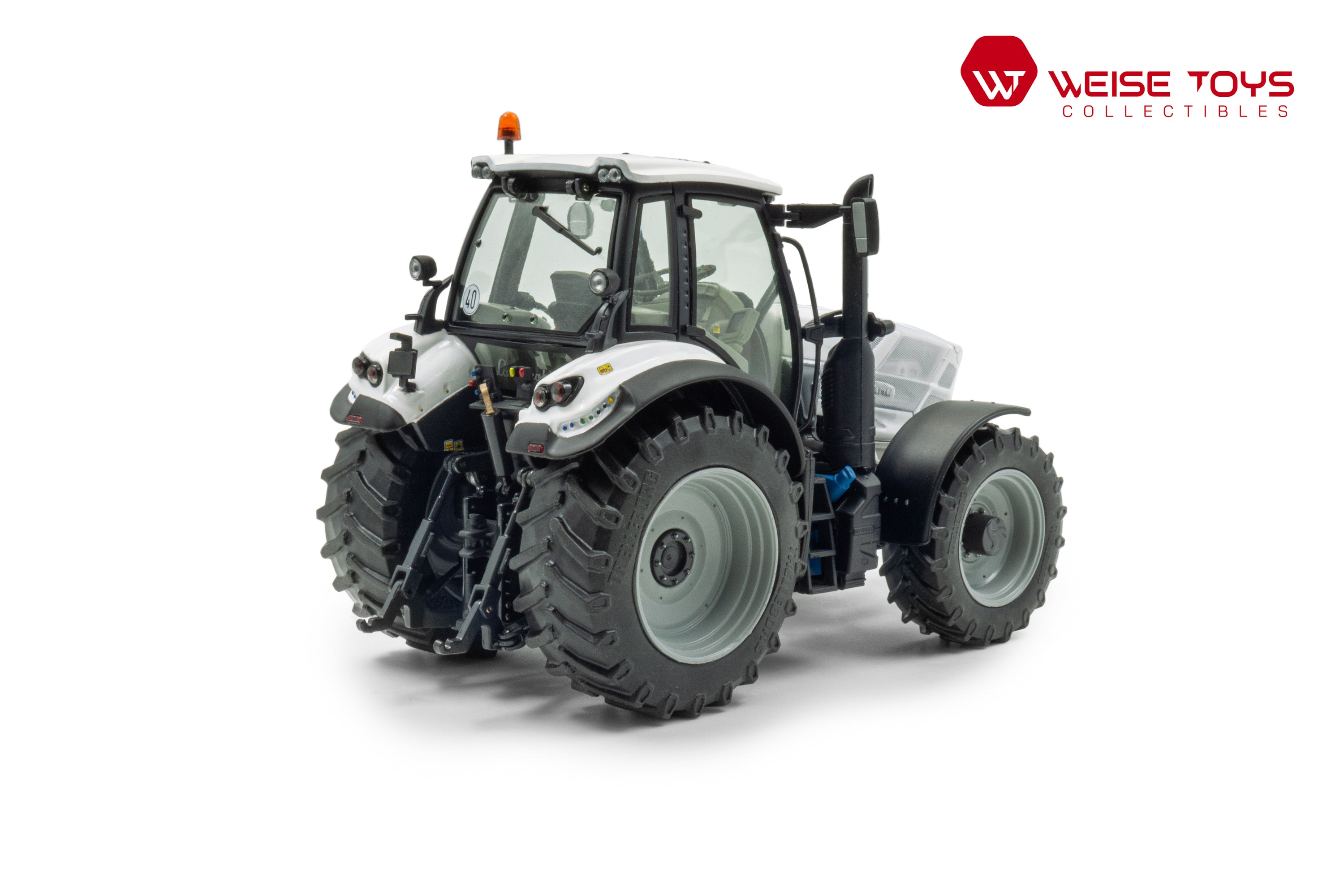 zij/achteraanzicht van een witte Lamborghini Spark 165 RCShift miniatuur tractor in de schaal 1 op 32.